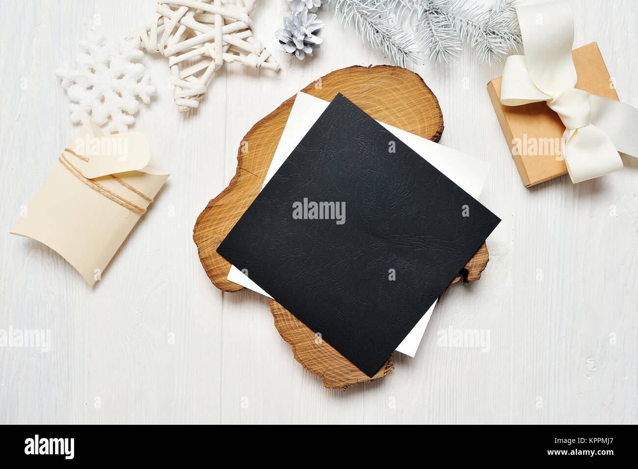 Mockup Weihnachten schwarz Grußkarte Brief im Umschlag und Geschenk mit weißen Baum, flatlay auf einem weißen Hintergrund, aus Holz mit Platz für Ihren Text Stockfoto