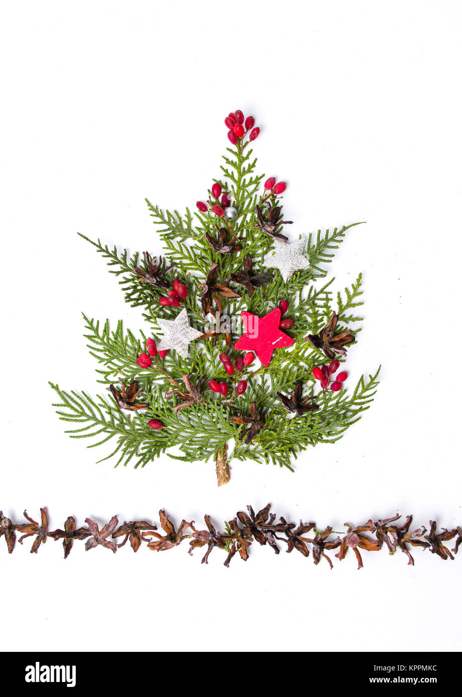 Kleine Weihnachtsbaum Dekoration auf weißem Hintergrund Stockfoto