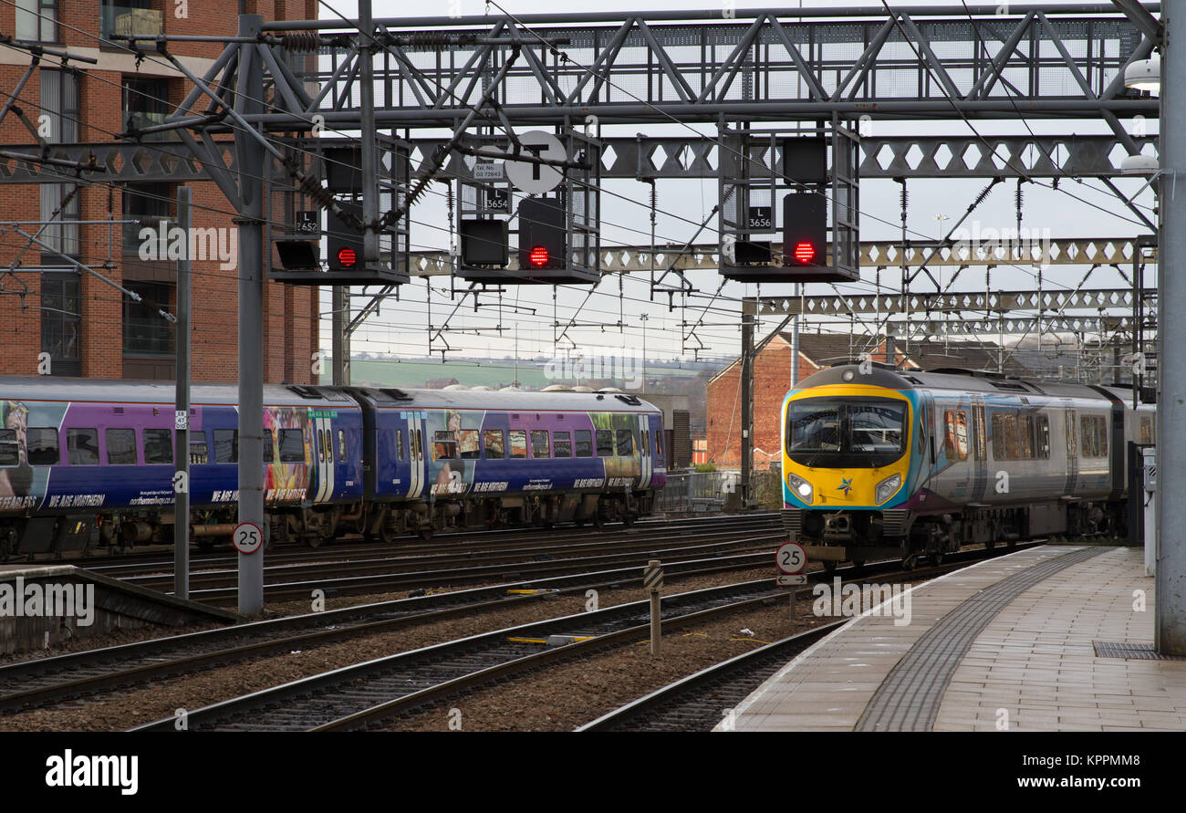 Trans Pennine Express und nördlichen Arriva Schiene Nord Dienstleistungen Pass am Bahnhof Leeds Stockfoto