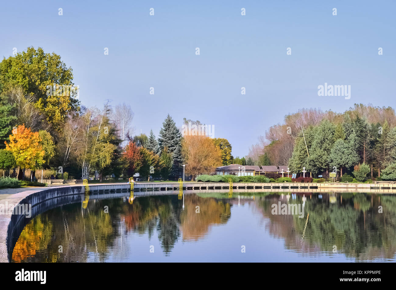 Große öffentliche Schwimmbad mit Bäumen in einem Sommertag umgeben Stockfoto