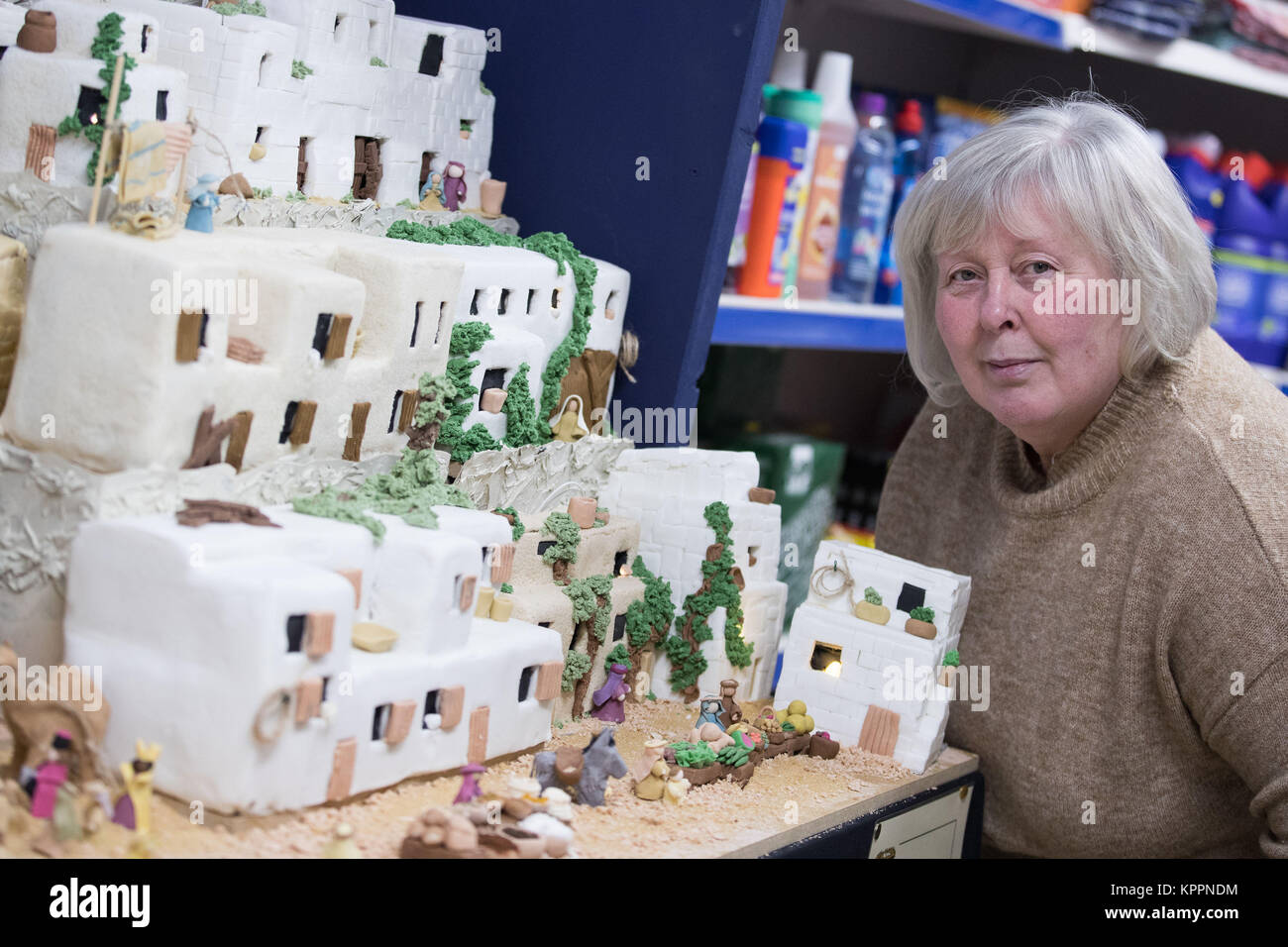 Lynn Nolan, eine Hobbybäckerin aus Youlgreave in Derbyshire, die sechs Monate damit verbracht hat, eine Krippe zu kreieren, die komplett aus Obstkuchen besteht, insgesamt über 50 kg Glasur, 50 kg Marzipan, 250 Eier und 4 Liter Whisky. Stockfoto