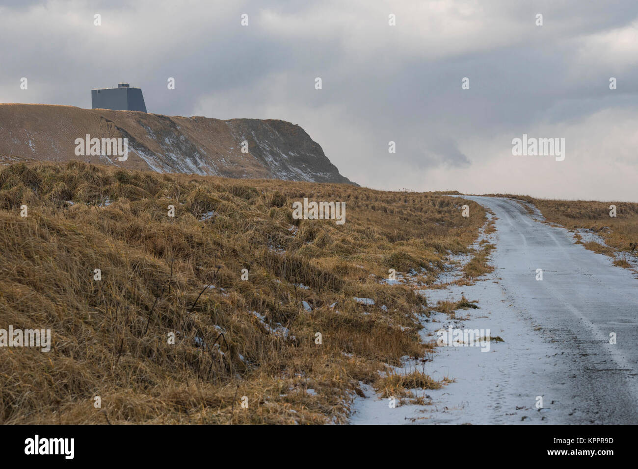 Die COBRA DANE Radar ist ein einköpfiges Boden-, L-Band Phased-Array-Radar an eareckson Air Station, Shemya, Alaska. Die primäre Aufgabe der COBRA Däne ist Radar metrische und Unterschrift Daten über ballistische Rakete Veranstaltungen zu sammeln. Zusätzliche Missionen sammeln Space Surveillance Daten auf neue ausländische startet und Satelliten in erdnahen Orbit. Das Radar hat eine 95-Fuß-Durchmesser phased array und die Fähigkeit zu verfolgen Datensatz auf mehr als 120 Objekte gleichzeitig und. Stockfoto