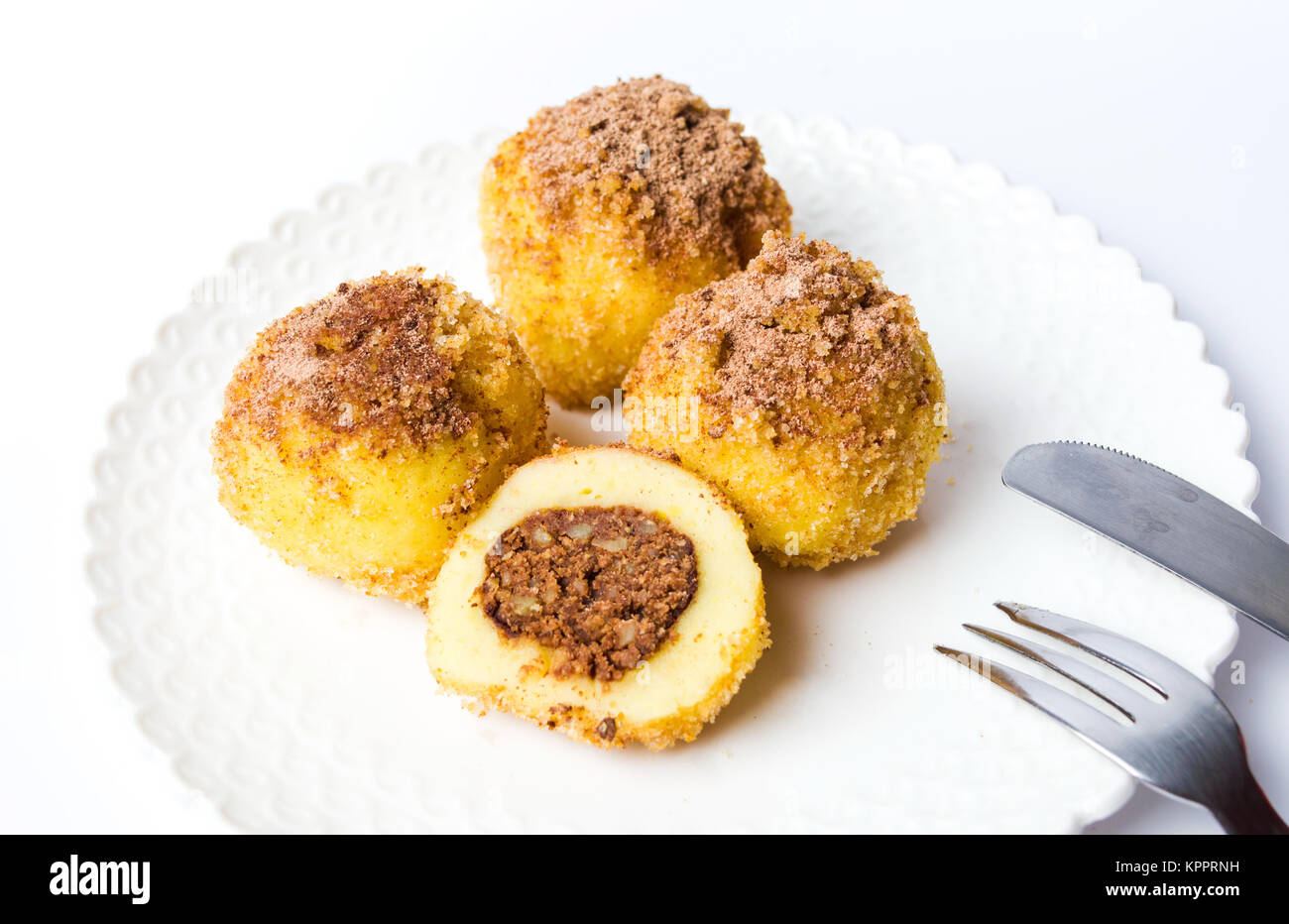 Fährte Knödel gefüllt mit Schokolade und Nüssen isoliert Stockfoto