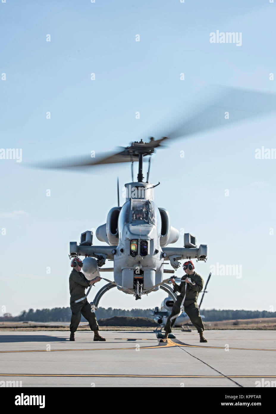 AH-1W SuperCobra Besatzungsmitglieder und Ordnance Techniker Team bis zu einem Ungleichförmigkeitsgrad-drehzahlregler für 20 mm Gatling Gun Dez. 1, 2017 Joint Base Mc Guire-Dix - Lakehurst, N.J. verstauen Eine herabhängende Gewehr kann Schäden an Flugzeugen und Crew Mitglieder führen, wenn sie nicht ordnungsgemäß vor der Landung verstaut. (U.S. Air Force Stockfoto