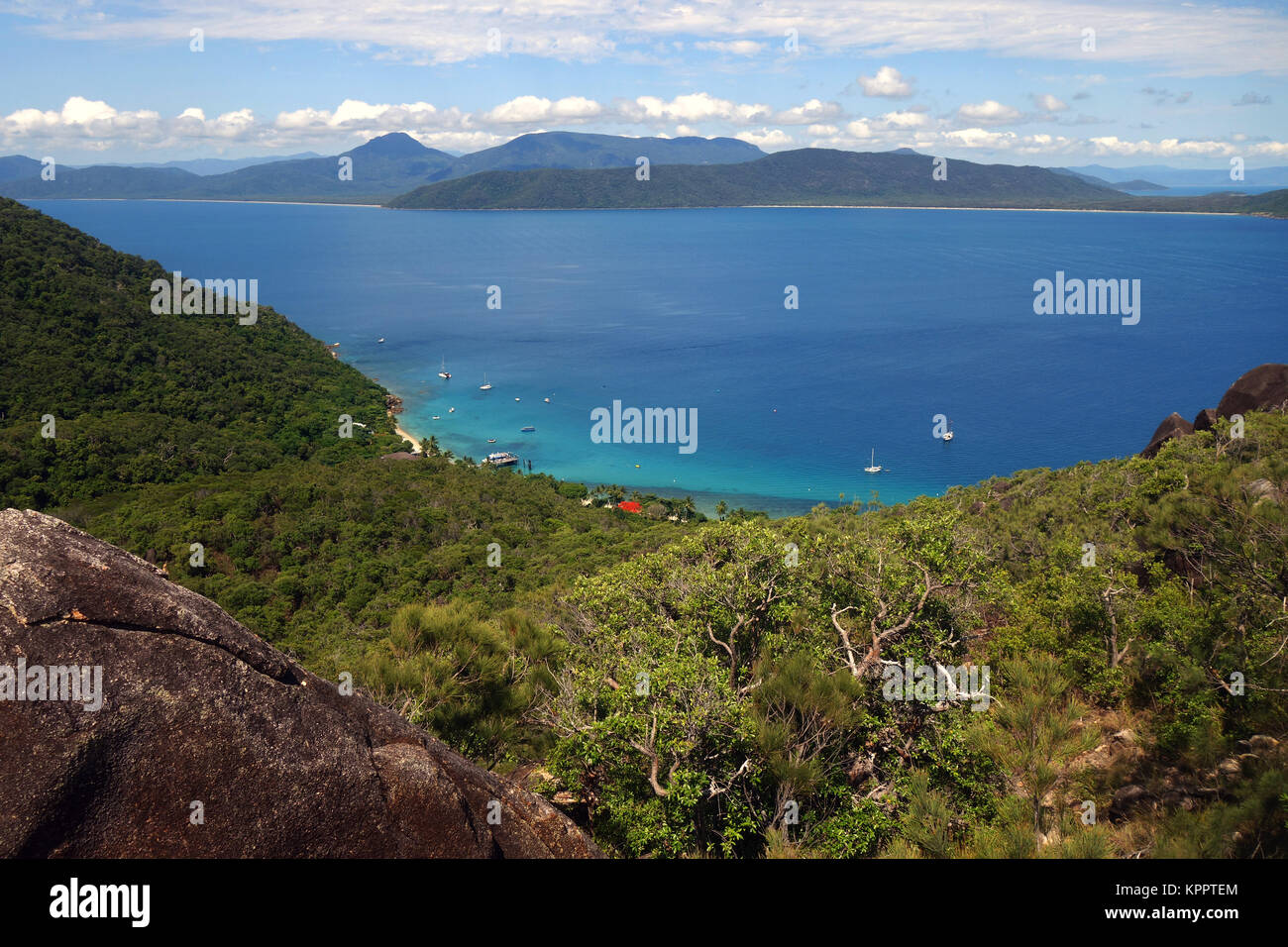 Blick auf Fitzroy Island Resort und Boote über Yarrabah, Fitzroy Island, Great Barrier Reef, in der Nähe von Cairns, Queensland, Australien. Keine PR Stockfoto