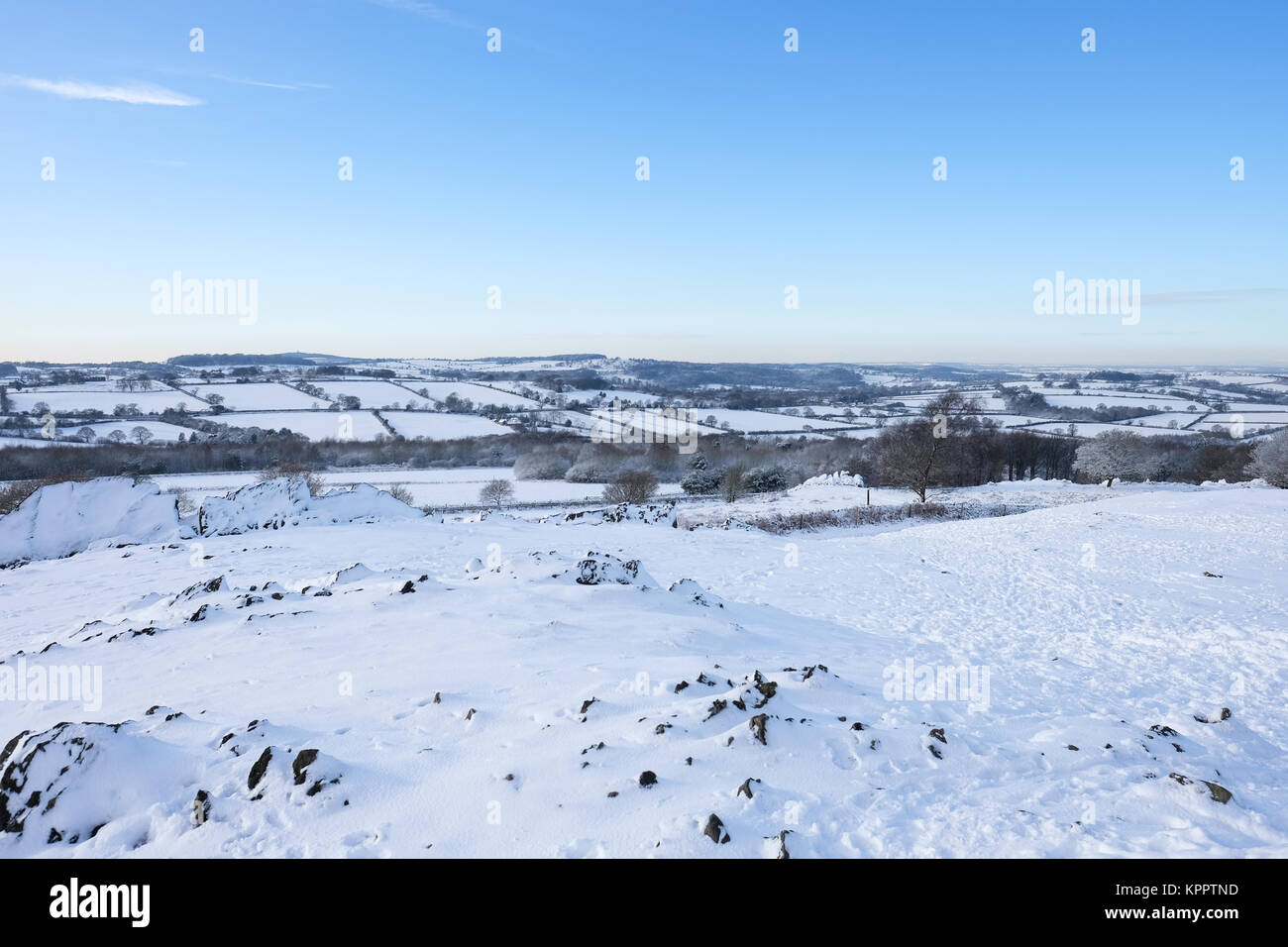Verschneite Landschaft an der Spitze der Beacon Hill Country Park Leicestershire Stockfoto