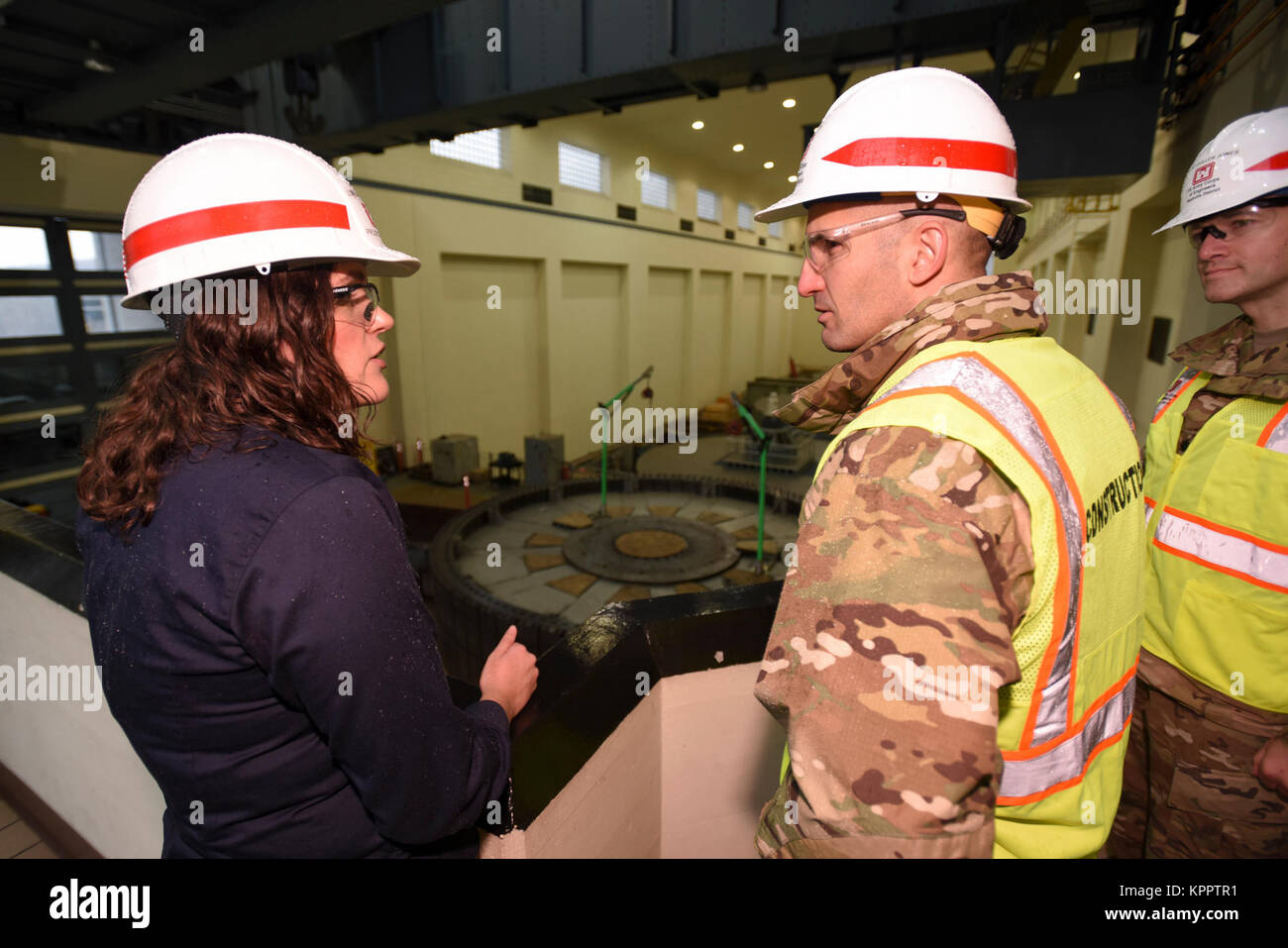 Oberst Paul Kremer (Rechts), US-Armee Korps der Ingenieure großen Seen und Ohio River Division, Commander, erhält eine Dez. 5, 2017 von Loren McDonald, Projekt Manager aktualisieren, auf dem mittleren Hügel Staudamm Wasserkraft Rehabilitation Project am Kraftwerk in Lancaster, Tenn (USACE Stockfoto