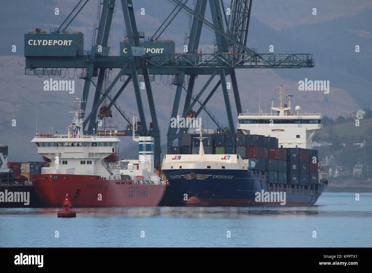 Trans Dania, Paletten cargo Schiff und das Containerschiff Begegnung, in Greenock auf den Firth of Clyde. Stockfoto