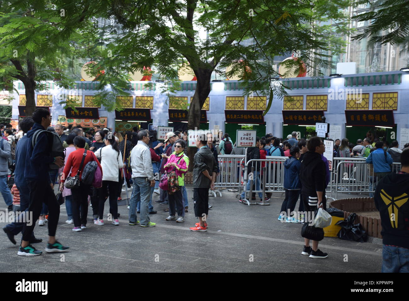 Masse der asiatischen Menschen in Chiu Chow Weihnachtsmarkt in Hongkong, China Stockfoto