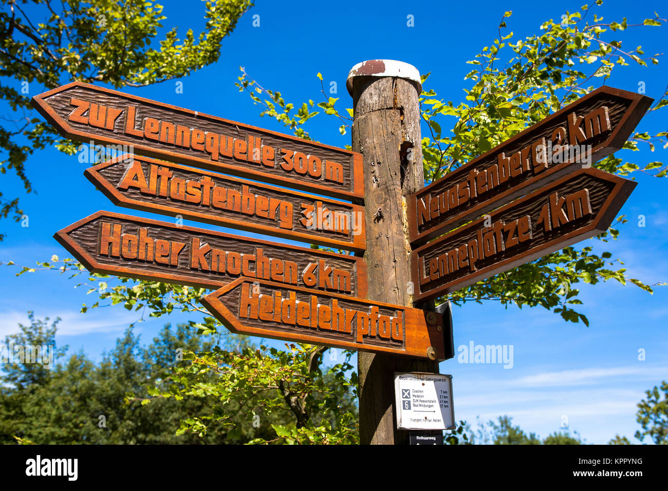 Deutschland, Sauerland, Wegweiser am Berg Kahler Asten in der Nähe von Winterberg. Deutschland, Sauerland, Wegweiser auf dem Kahlen Asten bei Winterbe Stockfoto