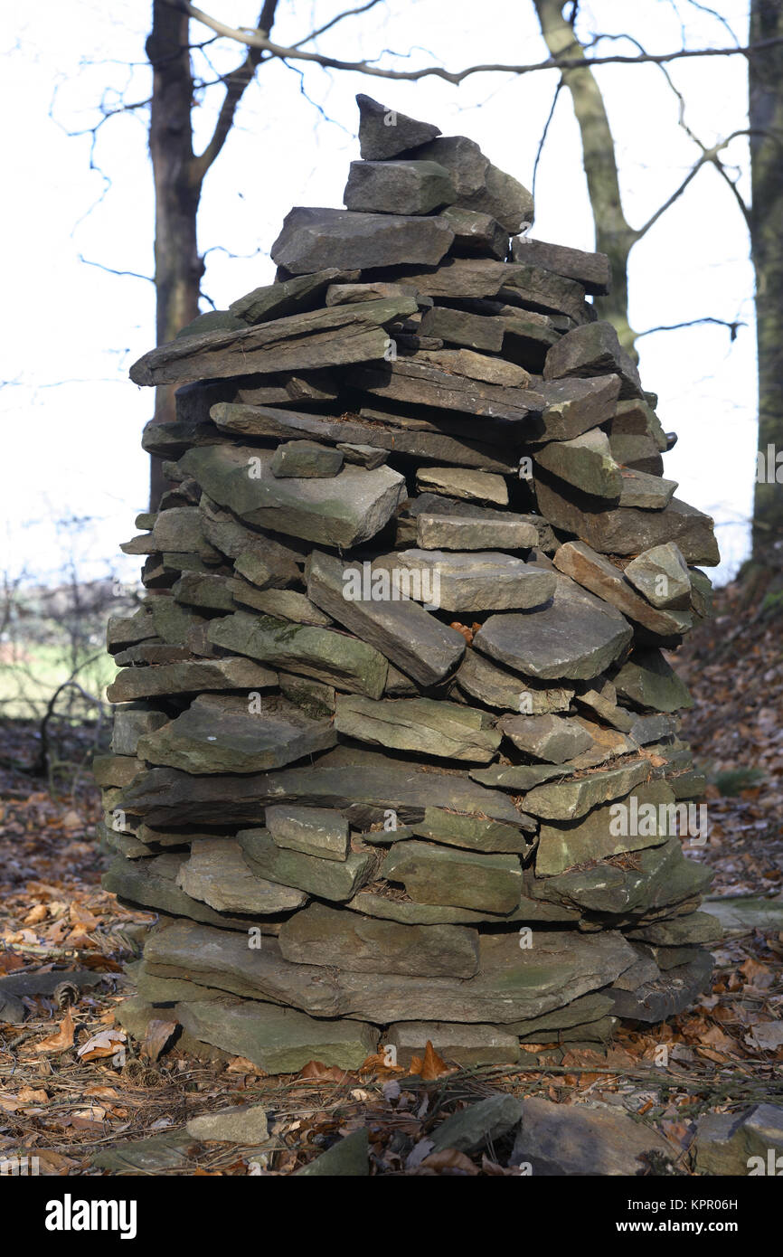 Deutschland, kleine steinerne Pyramide in einem Wald am Ardey Ruhrhoehenweg in den Bergen in der Nähe von Herdecke. Deutschland, kleine Steinpyramide im Wald bin Ruhrgebiet Stockfoto
