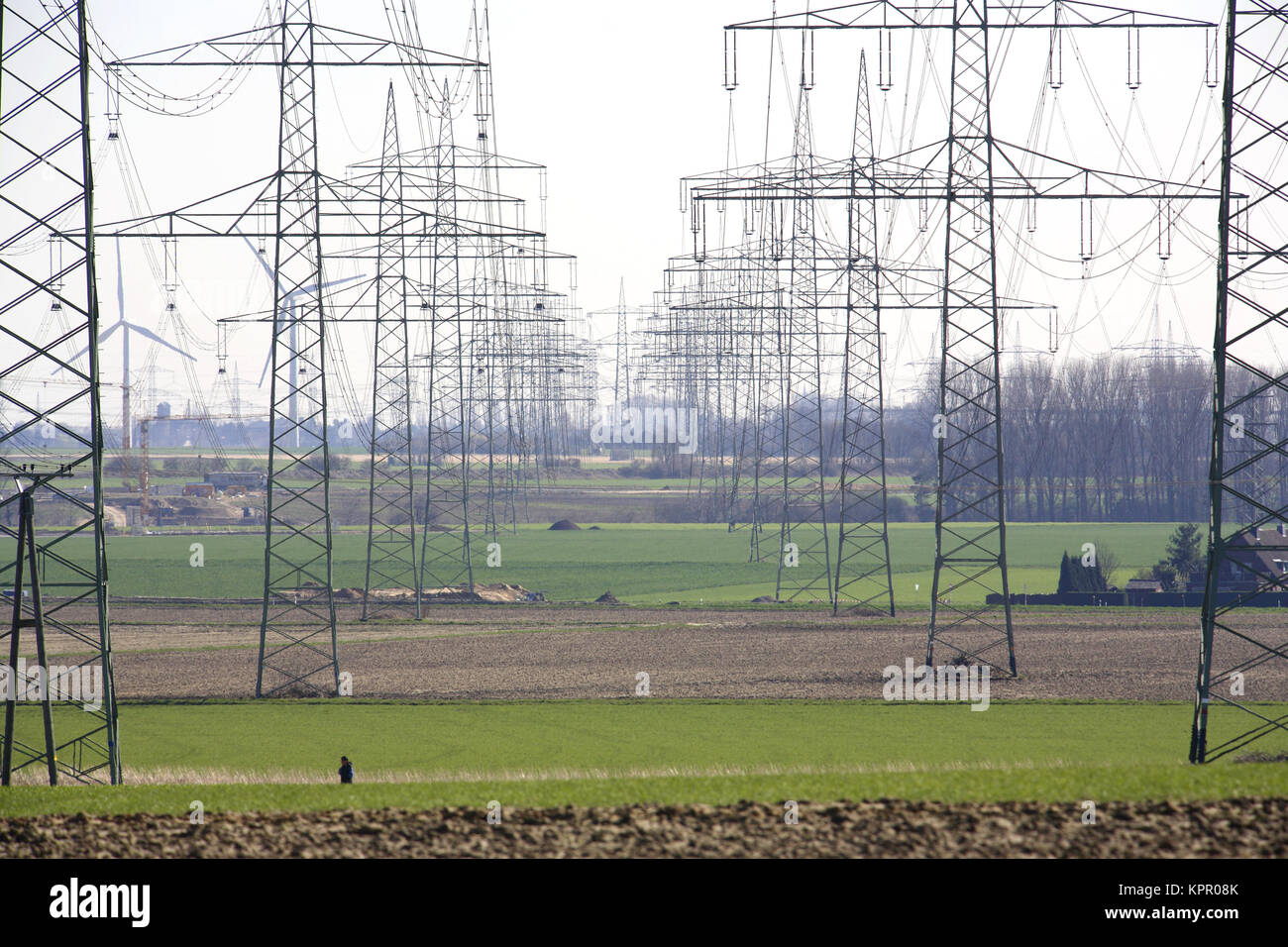 Deutschland, Stromleitungen in der Nähe von Grevenbroich. Deutschland, Hochspannungsleitungen bei Grevenbroich. Stockfoto
