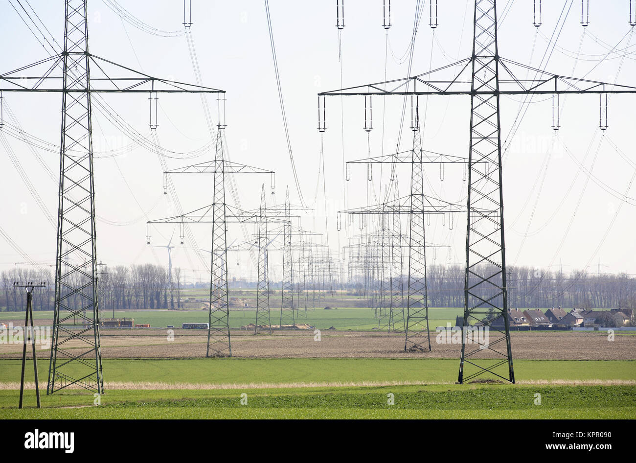 Deutschland, Stromleitungen in der Nähe von Grevenbroich. Deutschland, Hochspannungsleitungen bei Grevenbroich. Stockfoto