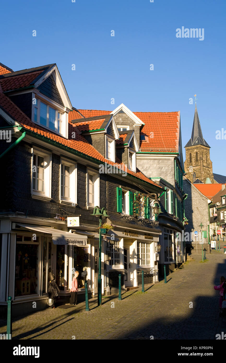 Europa, Deutschland, dem Bergischen Land, Loutra, Häuser an der Berliner Straße im alten Teil der Stadt, im Hintergrund die Kirche Stockfoto