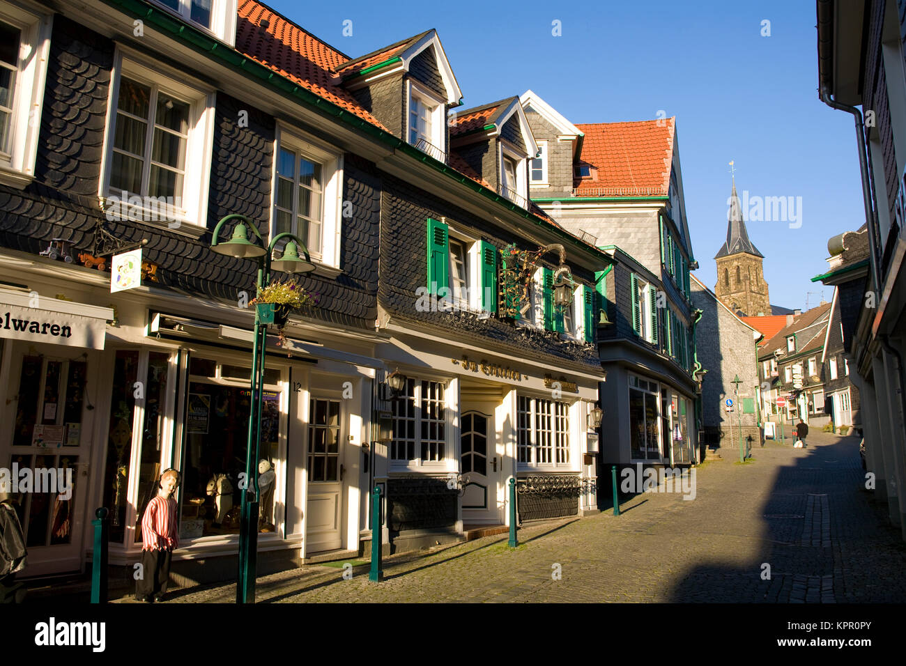 Europa, Deutschland, dem Bergischen Land, Loutra, Häuser an der Berliner Straße im alten Teil der Stadt, im Hintergrund die Kirche Stockfoto