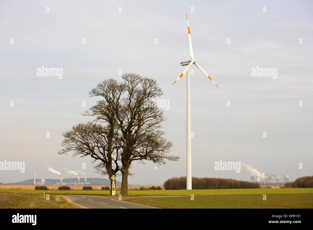 Europa, Deutschland, Windpark in der Nähe von Bedburg, im Hintergrund die Kraftwerke Frimmersdorf und Neurath. Europa, Deutschland, Windkraftanlage b Stockfoto