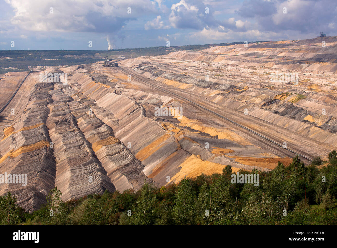 Europa, Deutschland, Braunkohle Tagebau Hambach, RWE Power AG betrieben, im Hintergrund das Kraftwerk Weissweiler. Europa, Deutschland, Br Stockfoto