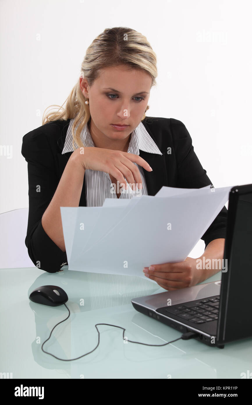 blonde Unternehmerin durchläuft Dateien Stockfoto