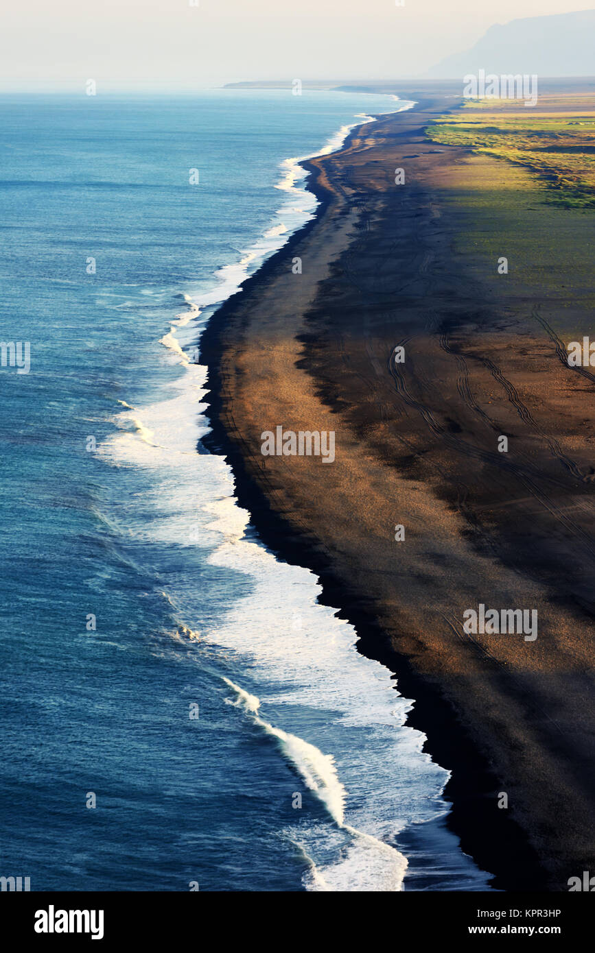 Schwarzer Strand und Atlantik Stockfoto