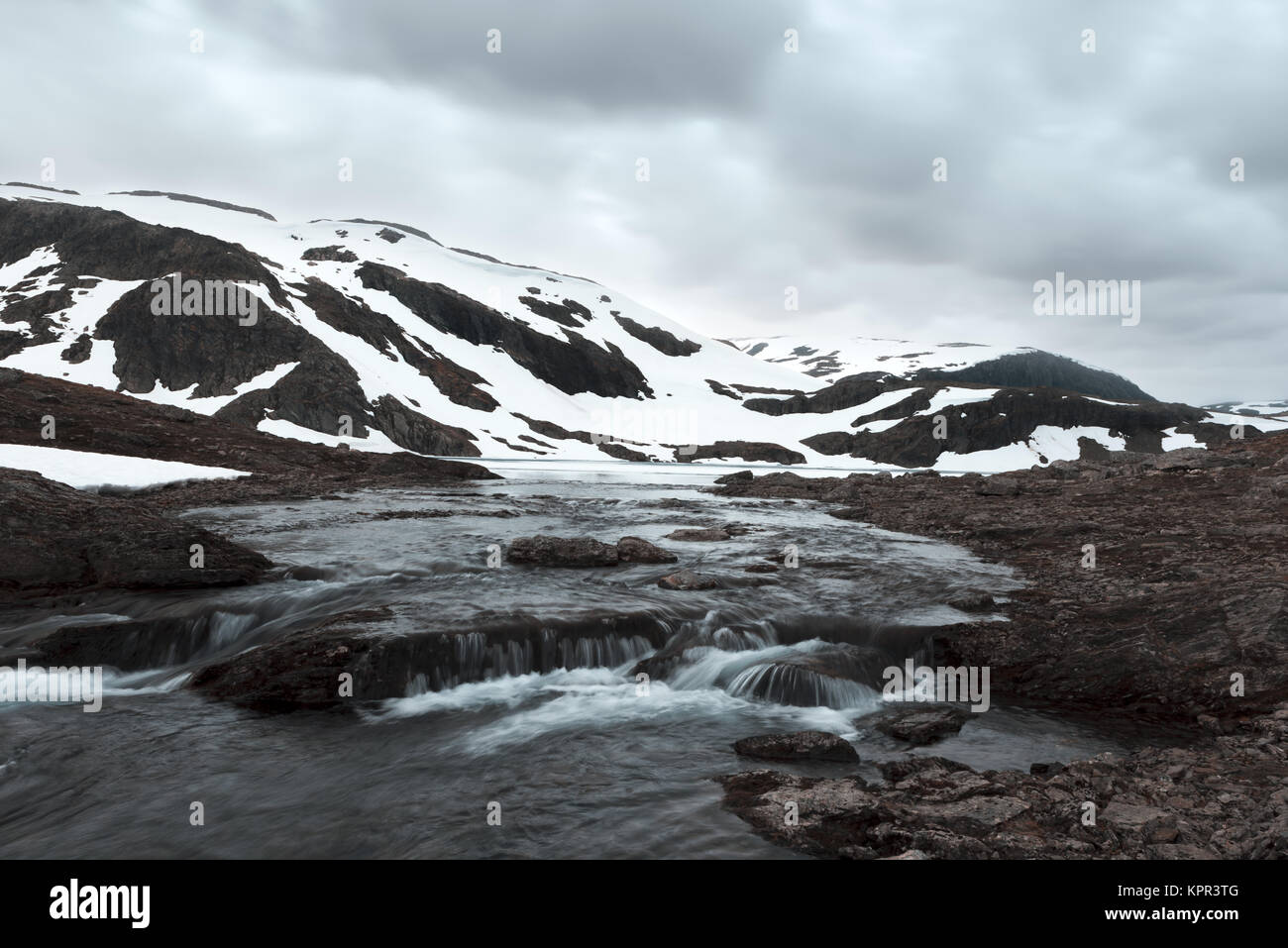 Typisch norwegische Landschaft mit schneebedeckten Bergen Stockfoto