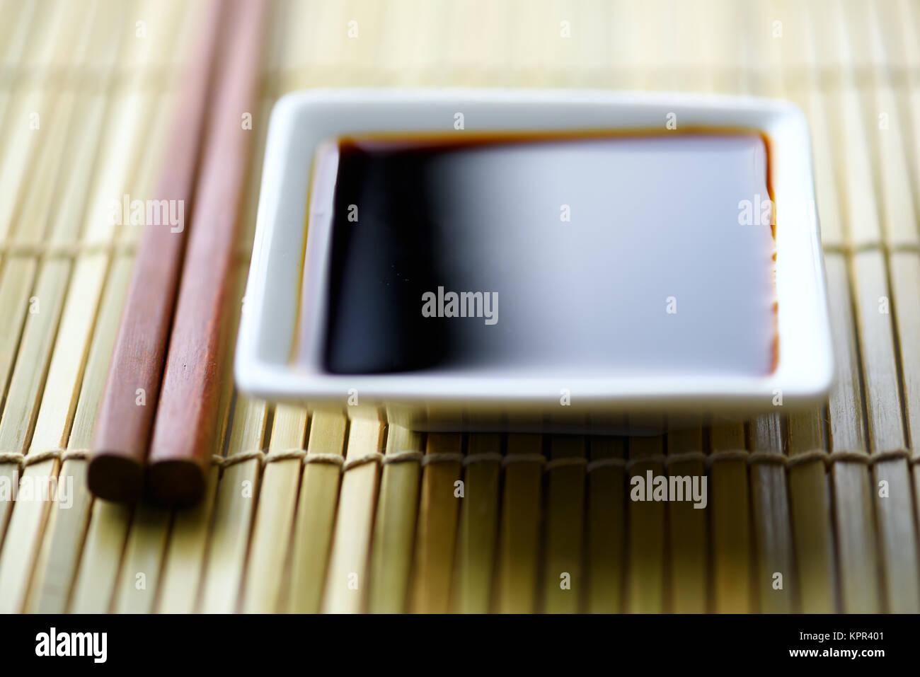 Sojasauce und hölzerne Stöcke Stockfoto