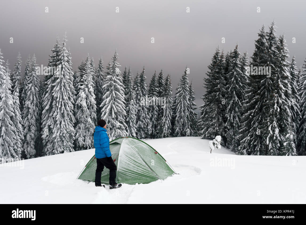 Grüne Zelt im Winter in den Bergen Stockfoto