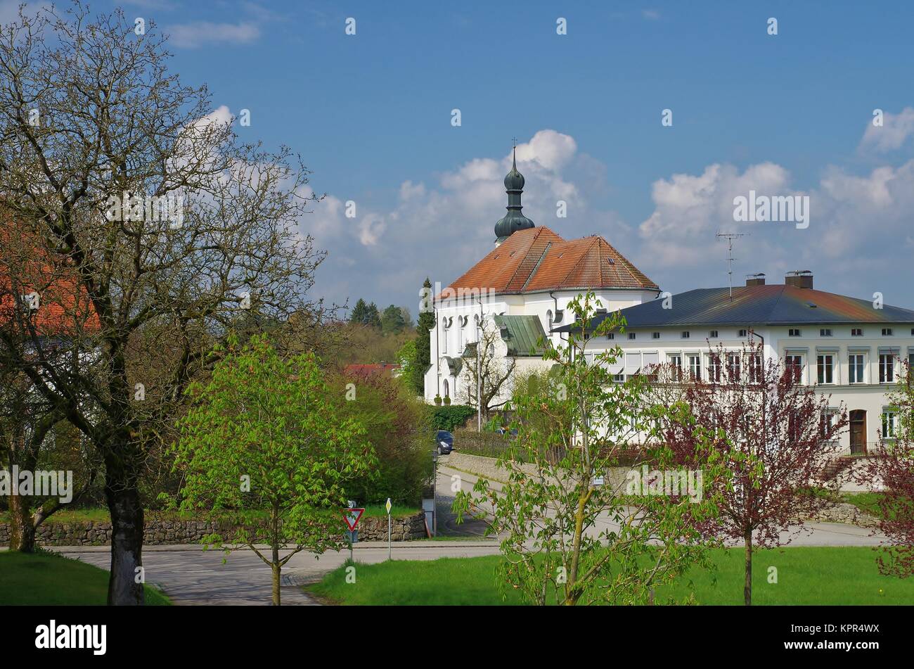 Blick auf die Kirche und Schule der breitbrunn, chiemgau, Oberbayern Stockfoto