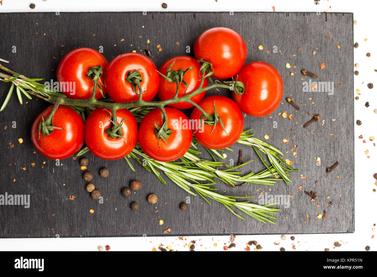 Niederlassung von reifen Tomaten, frischem Rosmarin, Piment, Essen ...
