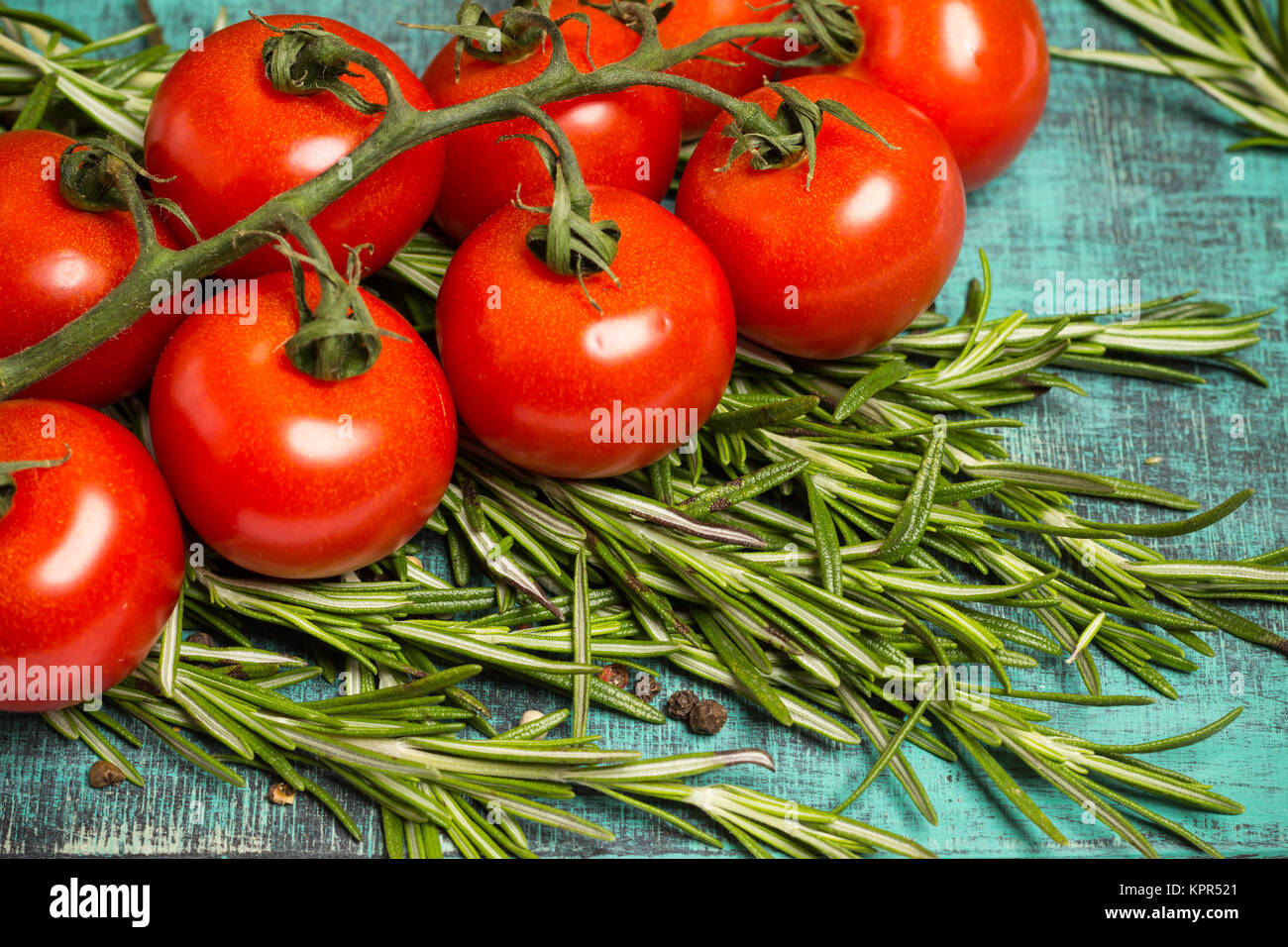 Niederlassung von Cherry reife Tomaten, frischem Rosmarin, Essen ...