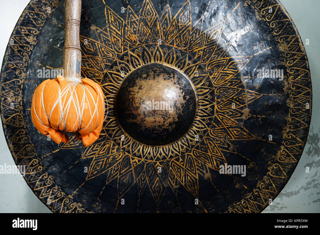 Gong, buddhistisches Schlaginstrument mit Metallplatte welches Schwingungen erzeugt Stockfoto