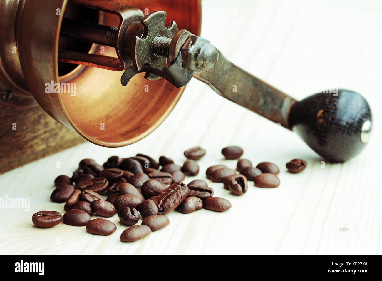 Kaffee aus frisch gemahlenen Bohnen und eine alte Kaffeemühle Stockfoto