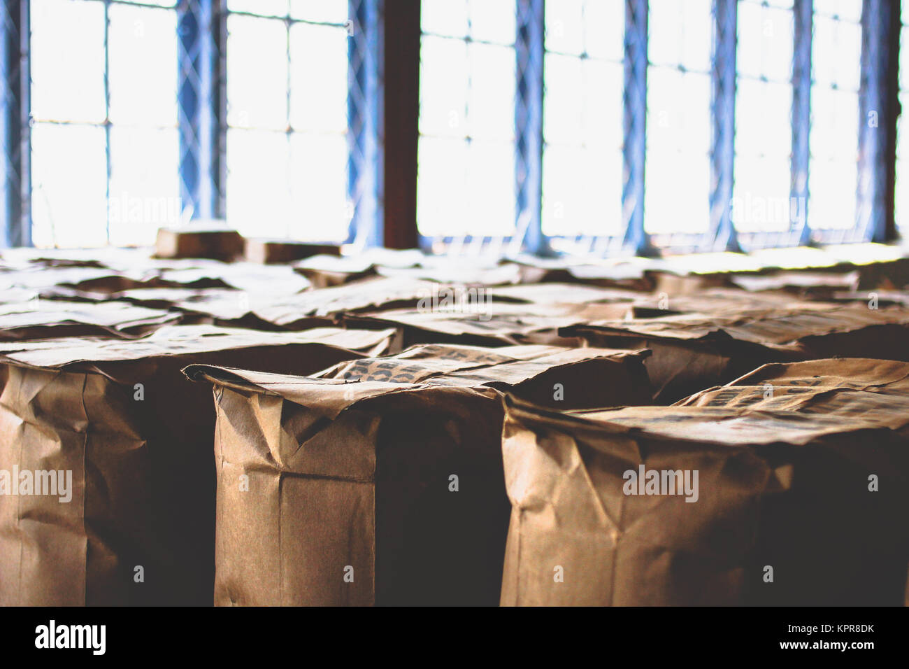 Taschen voll Teeblätter verpackt und zur Abholung in einer der vielen Kaffee Fabriken oder Plantagen in Sri Lanka Stockfoto