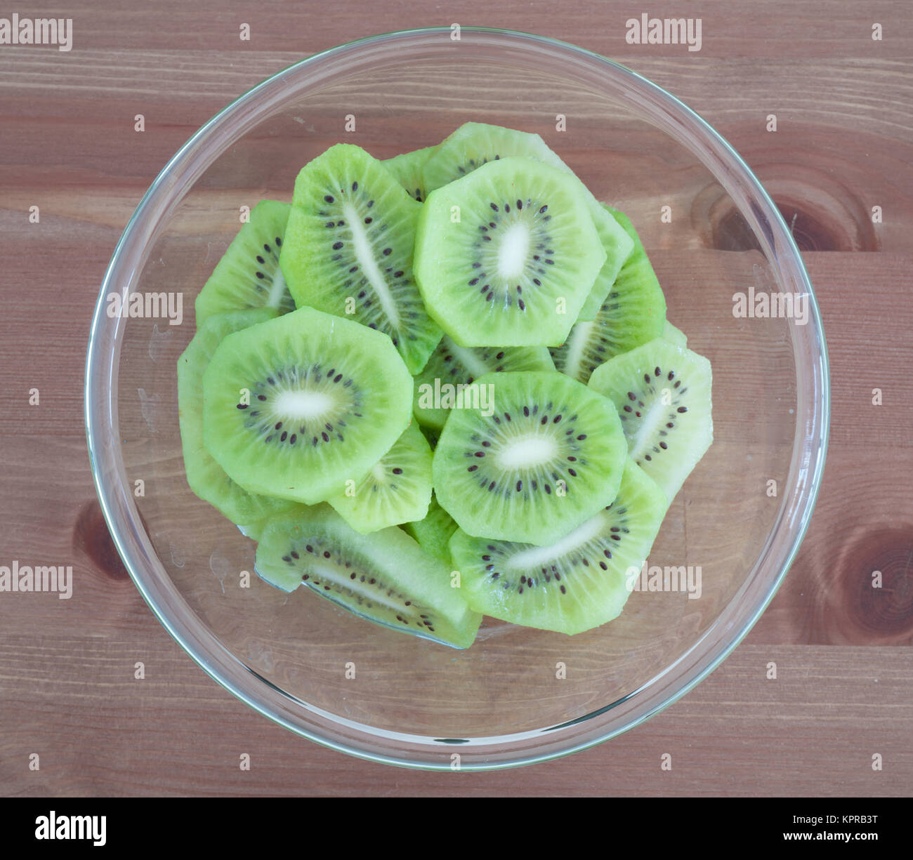 Schüssel voll mit hohen Vitamingehalt Kiwi Slices auf Holz- Hintergrund isoliert Stockfoto