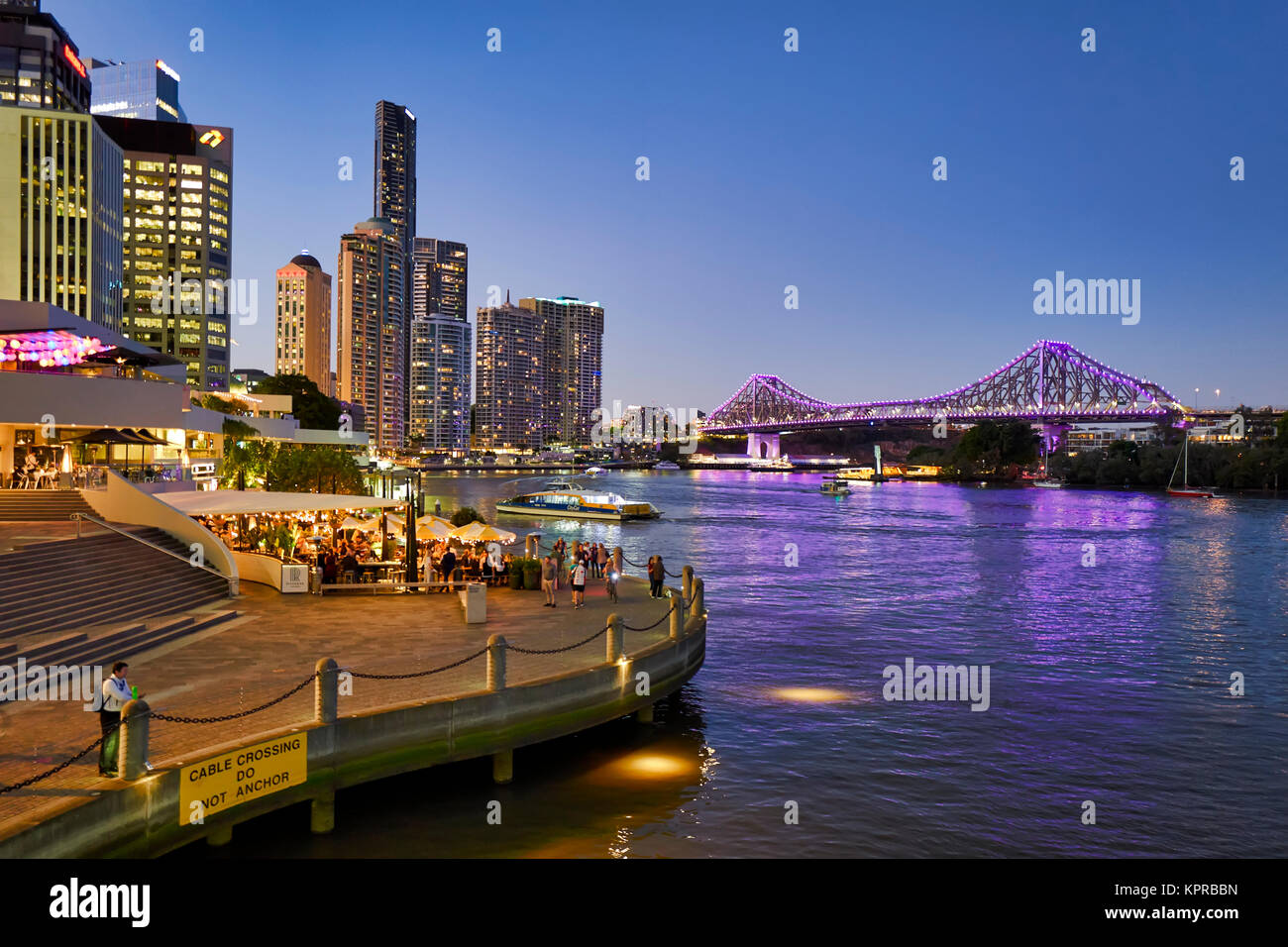 Brisbane Riverview am Eagle Street Pier in der Abenddämmerung. Queensland, Australien Stockfoto