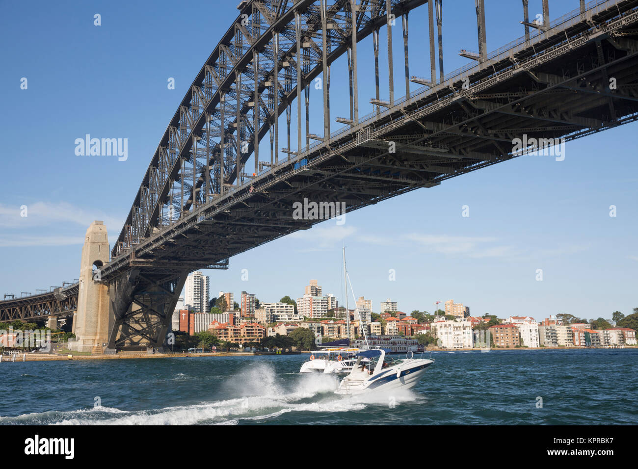 Motorboot unter Sydney Harbour Bridge in Australien reisen Stockfoto