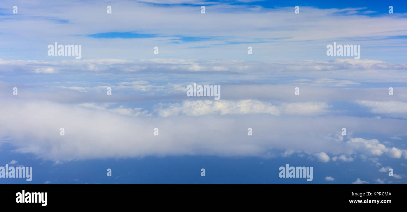 Flauschige weiße Wolken am blauen Himmelshintergrund. Stockfoto