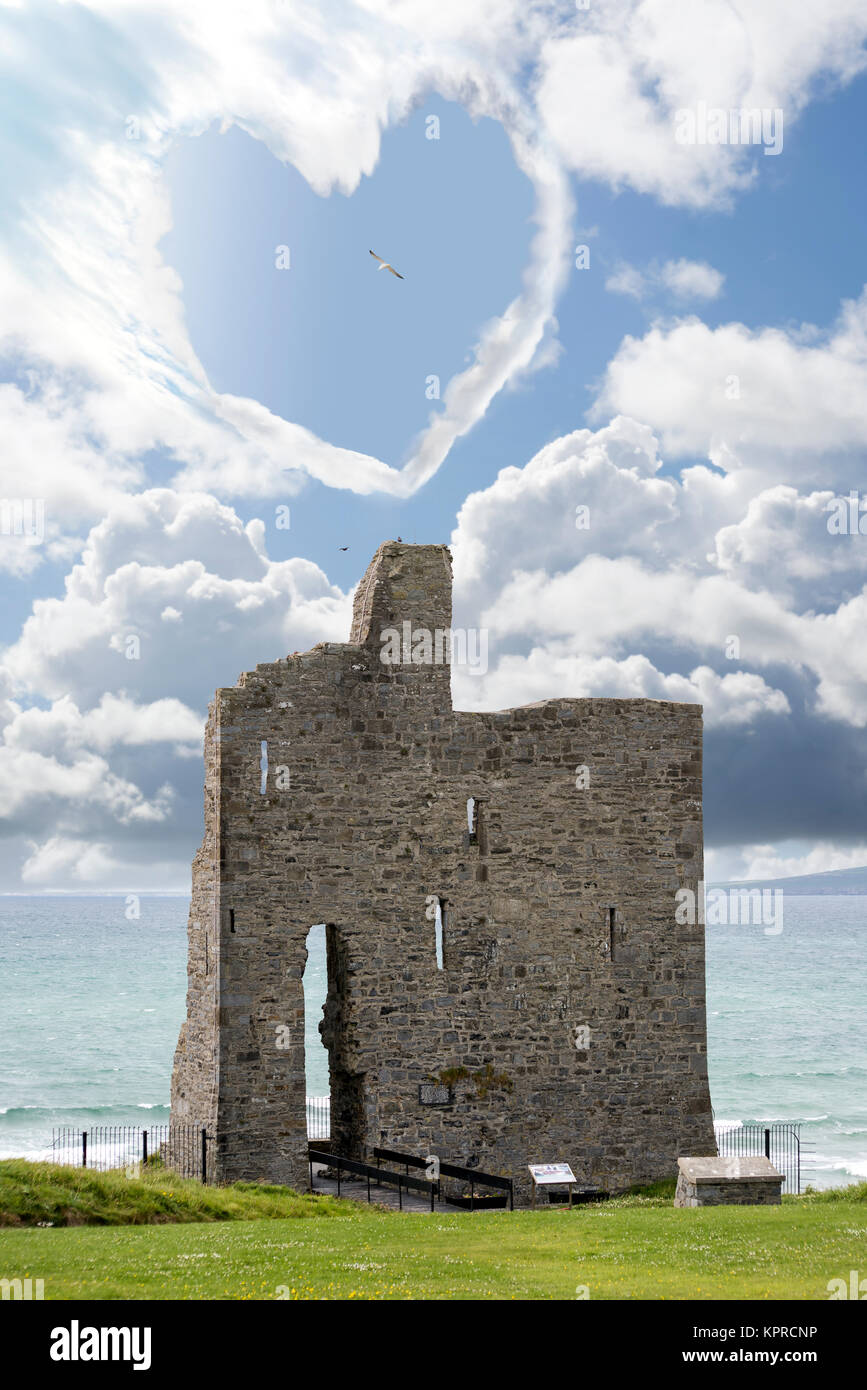 Liebe Herz geformte Wolke über Schloss Stockfoto