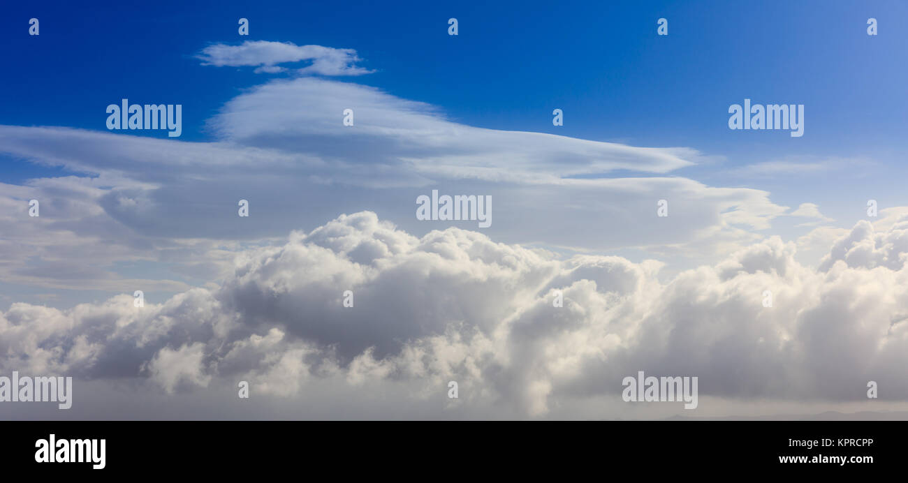 Flauschigen weißen Wolken am blauen Himmel Hintergrund. Platz für Text. Stockfoto