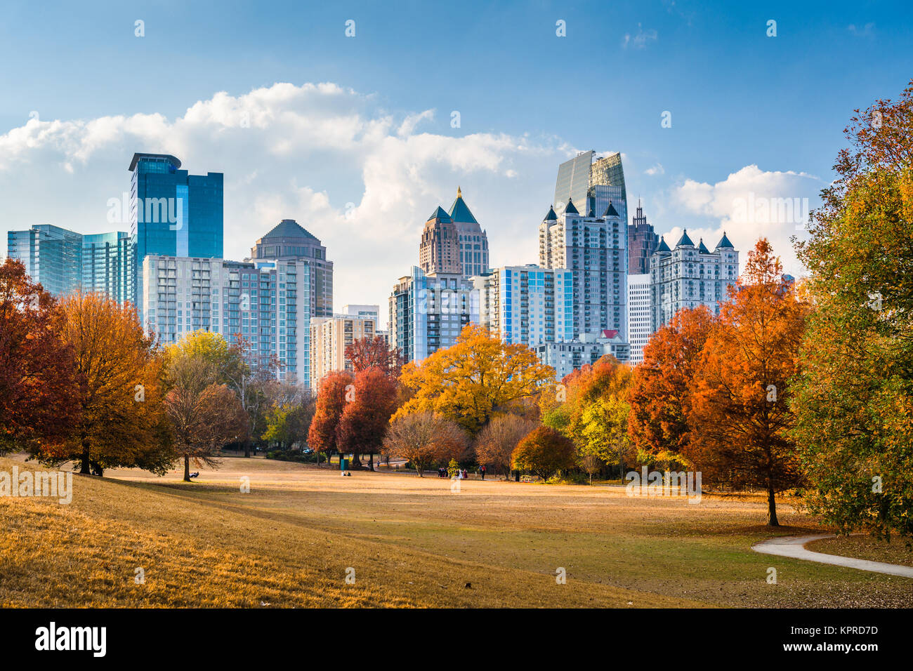 Atlanta, Georgia, USA die Skyline von Midtown von Piedmont Park im Herbst. Stockfoto