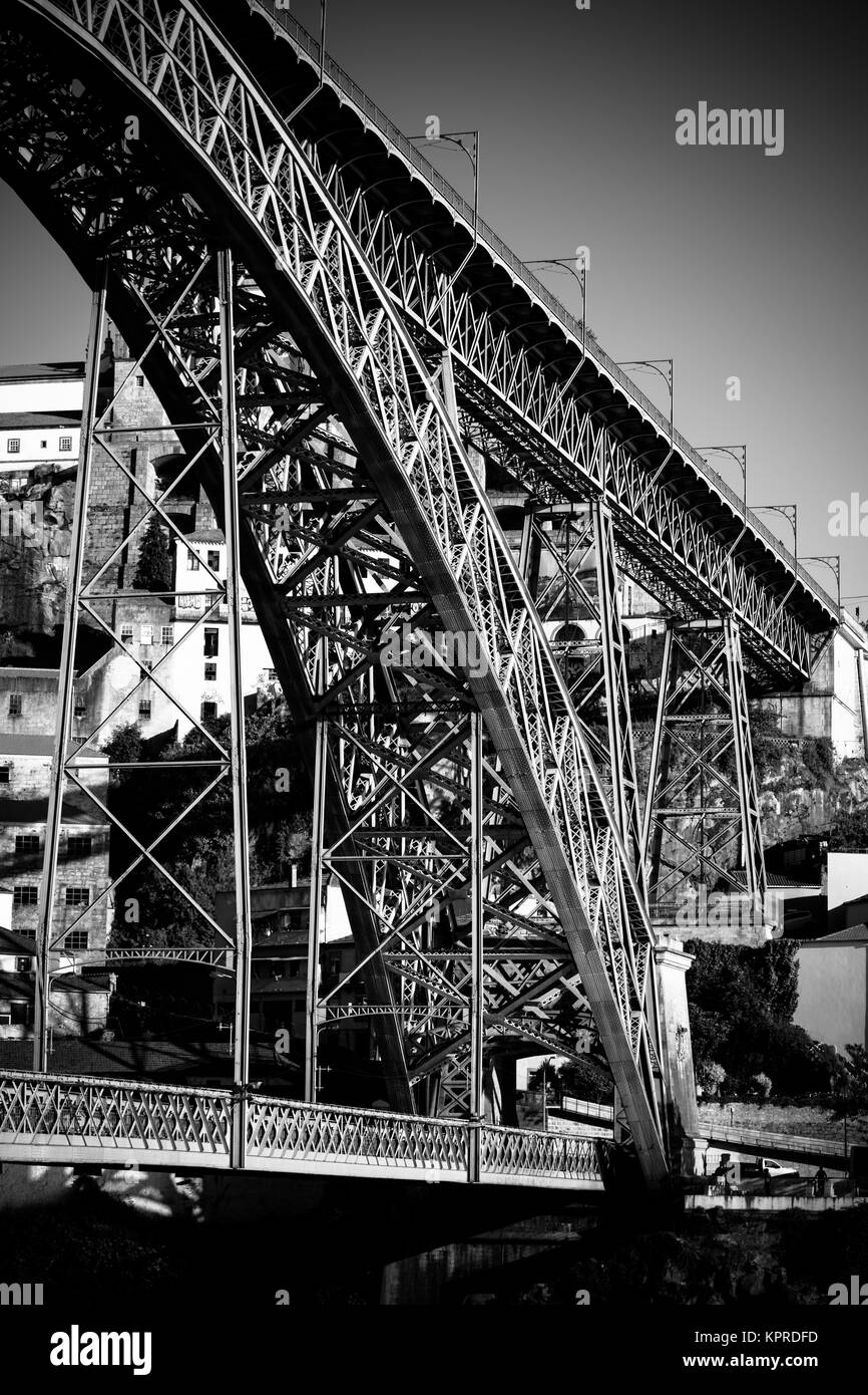 Stadt von Porto in Portugal. Ponte Luiz ich Brücke über den Fluss Douro und historische Architektur der Altstadt. Stockfoto