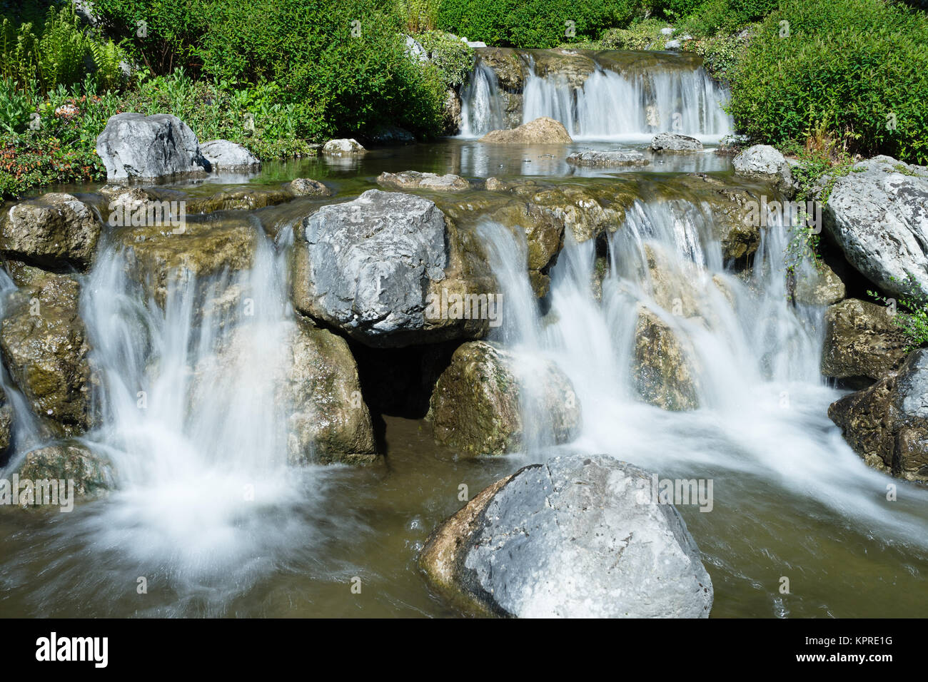 Wasserfall in traumhafter Natur, verschwommenes Wasser mit Langzeitbelichtung Stockfoto