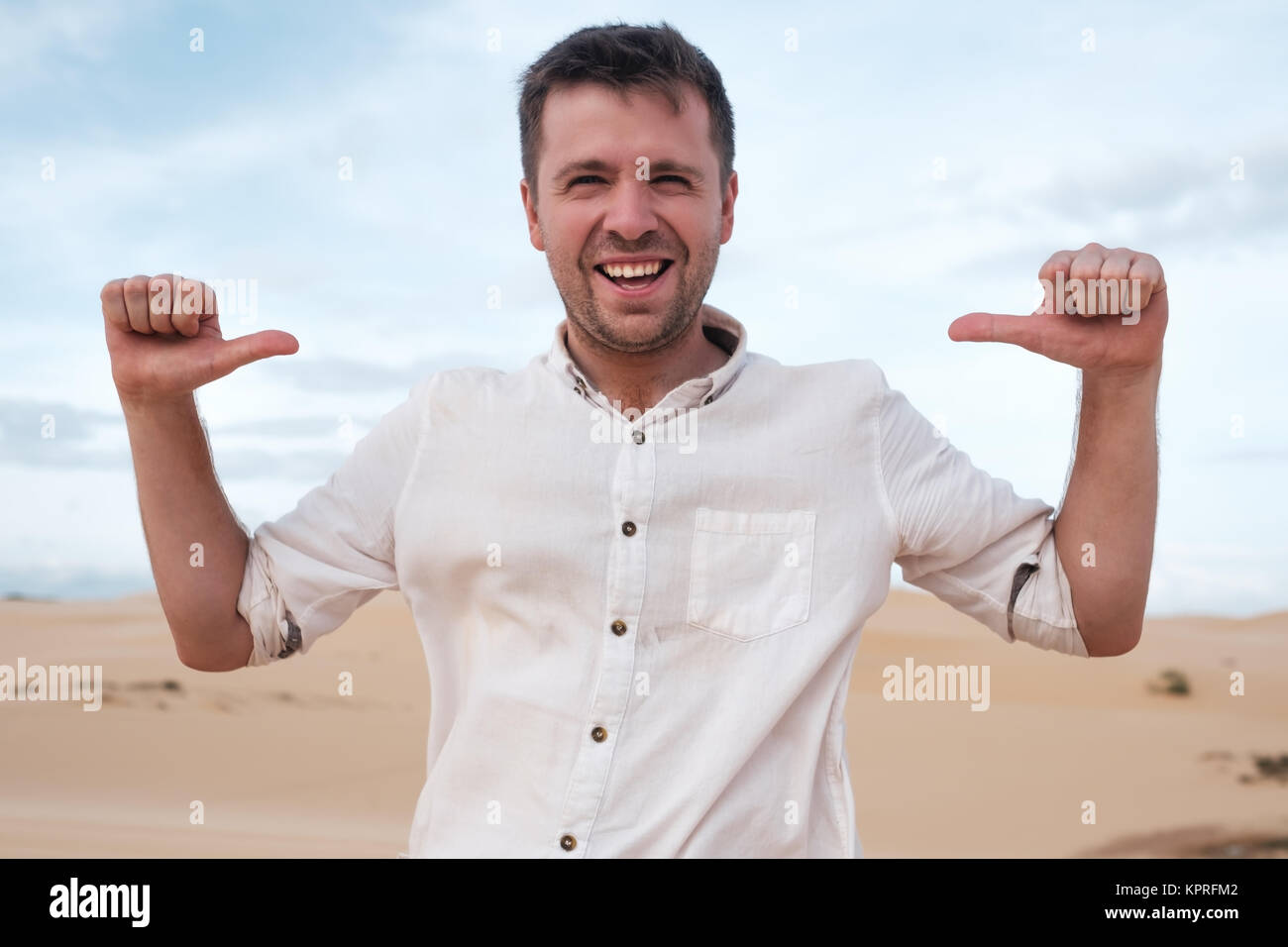 Selbst zufrieden und stolz kaukasischen jungen Mann freut sich, mit dem Zeigefinger auf sich selbst Stockfoto