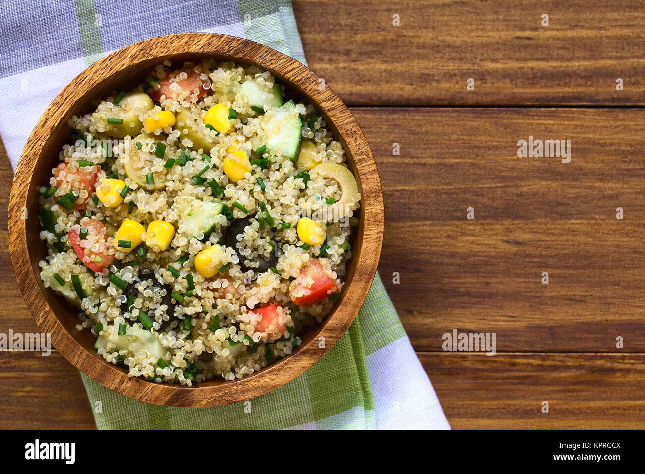 Bunte Quinoa und Salat Stockfoto