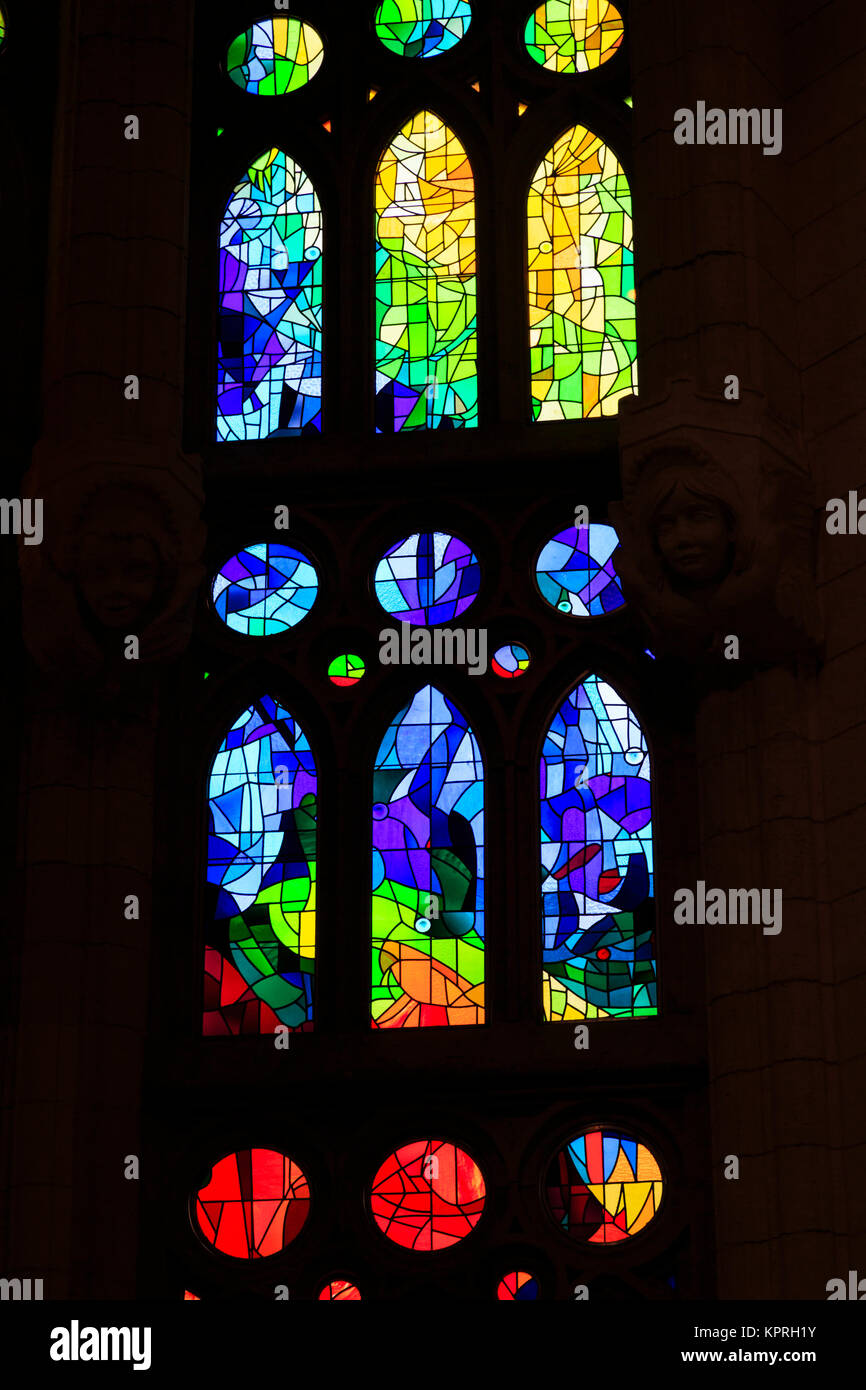Glasfenster im Gaudis Sagrada Famillia basillica, Barcelona, Katalonien, Spanien Stockfoto