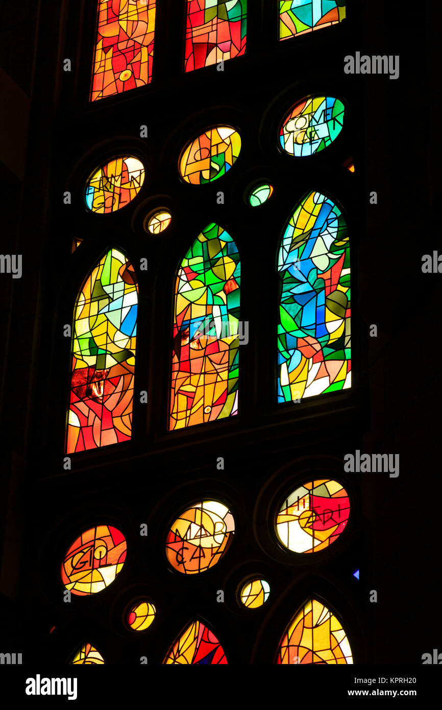 Glasfenster im Gaudis Sagrada Famillia basillica, Barcelona, Katalonien, Spanien Stockfoto