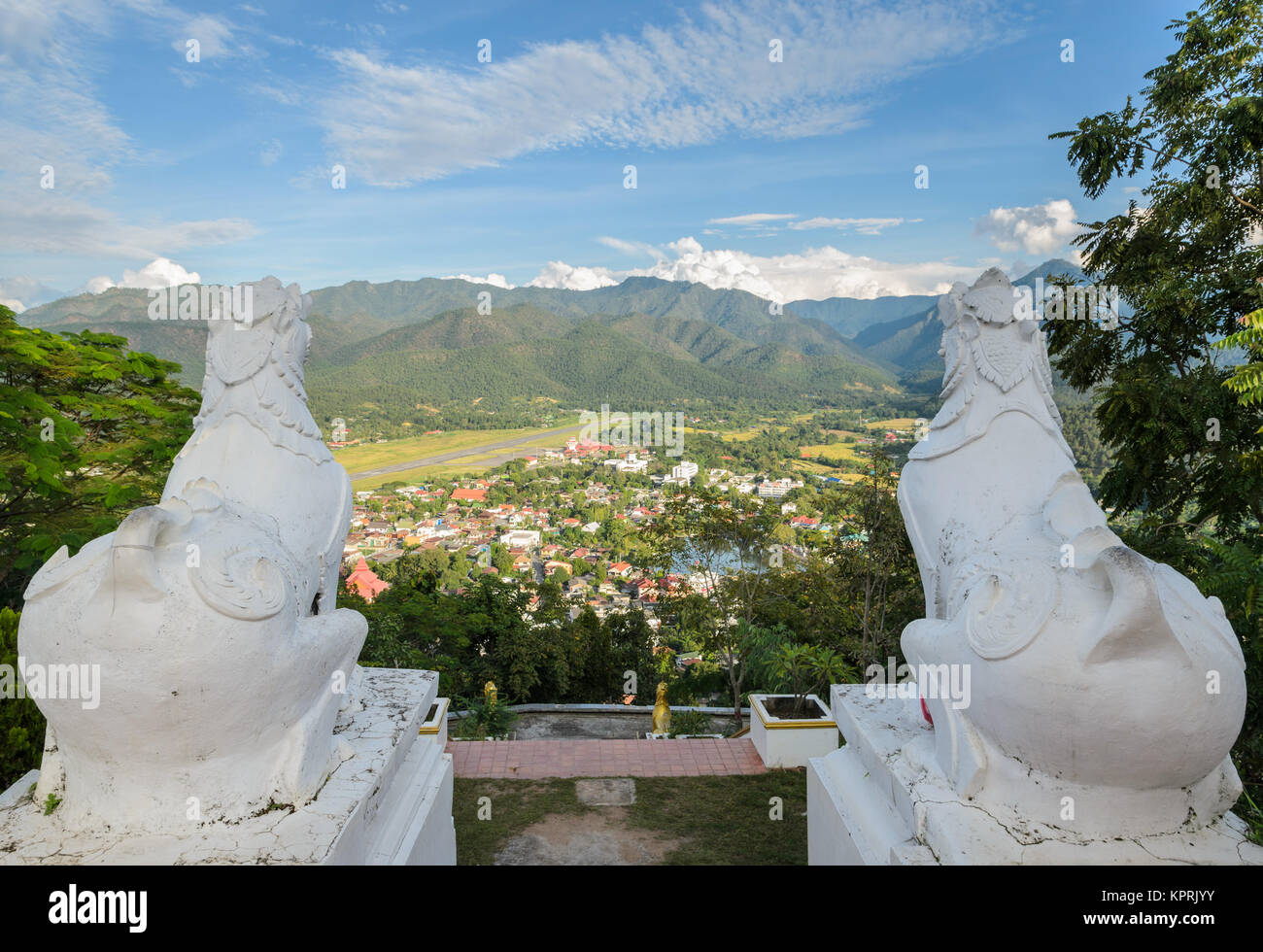 Lion Statue im Wat Phra That Doi Kong Mu mit Blick auf die Stadt von Mae Hong Son in Thailand Stockfoto