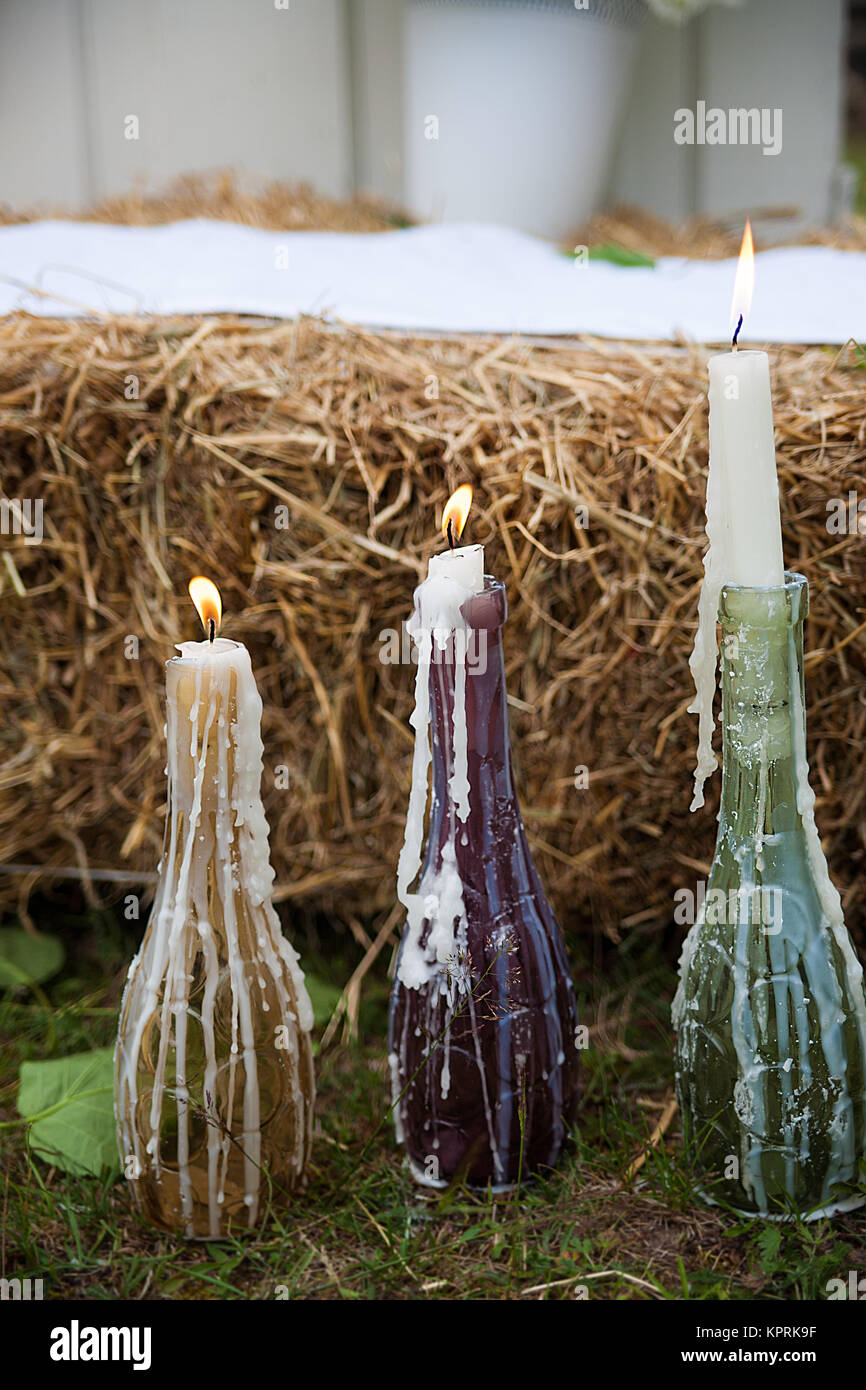 Brennende Kerze in der Vintage schwarze Flasche Stockfotografie