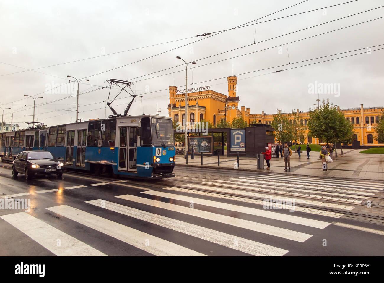 Straßenbahn außerhalb Wroclaw glowny das kürzlich renovierte Hauptbahnhof der polnischen Stadt Wroclaw Polen Stockfoto