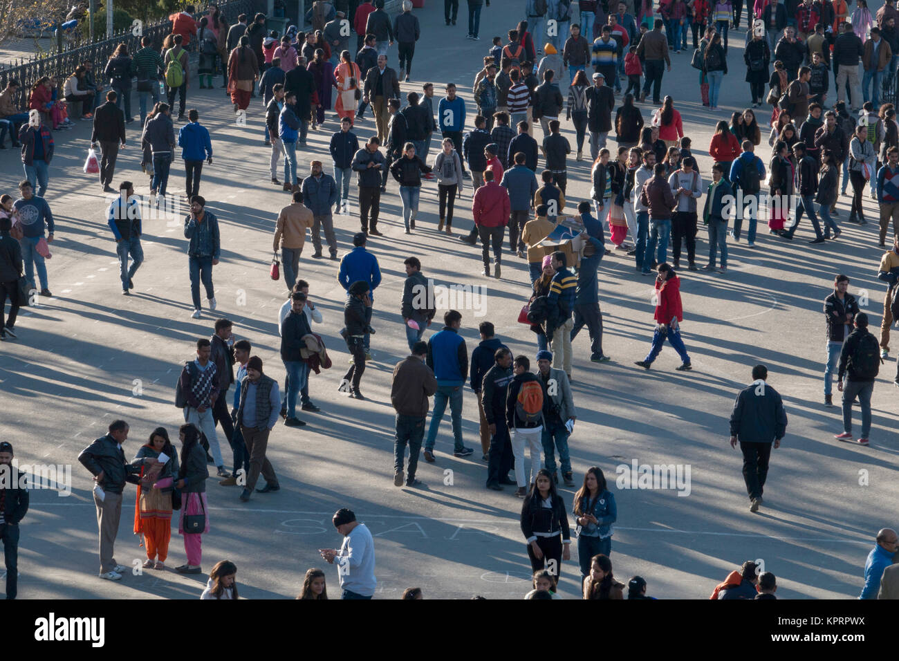 Masse der Leute auf dem Grat in Shimla, Indien Stockfoto
