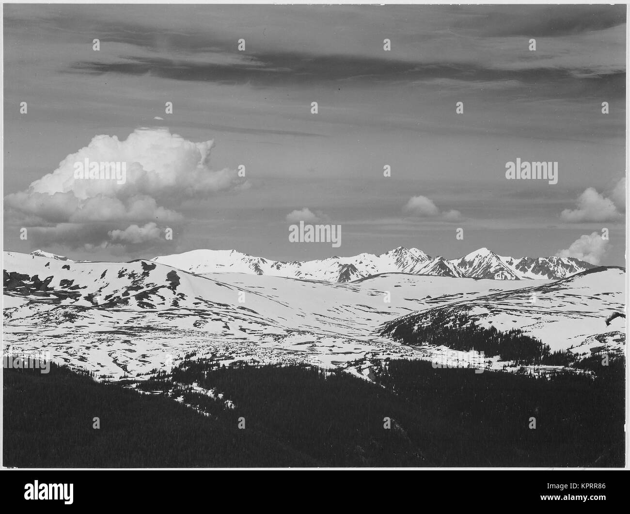 Blick auf Timberline dunklen Vordergrund leicht schneebedeckten Berg grauer Himmel 'Rocky Mountain National Park. Nie Sommer Bereich" aus Colorado. 1933 - 1942 Stockfoto